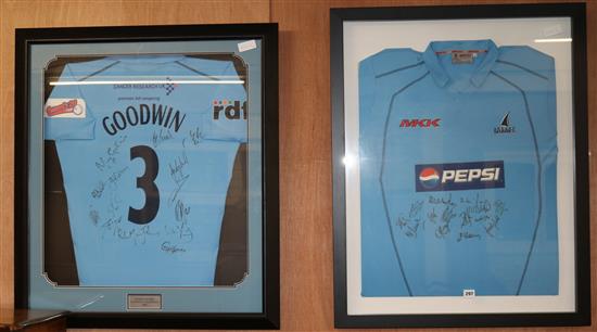 A Sussex Sharks, 20 Champions 2009 shirt signed by the team and formerly owned by Murray Goodwin